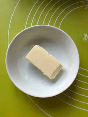 然後將切丁的牛油加入乾料中。