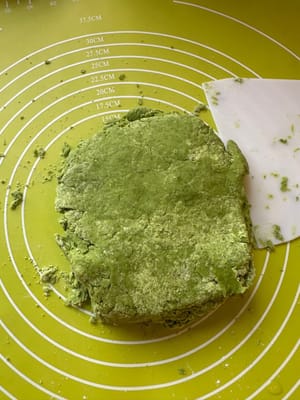 Ensuite, appuyez sur la pâte pour l'aplatir légèrement.