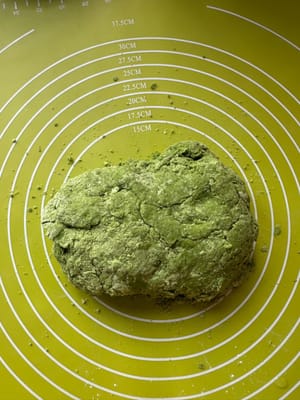 Pressez fermement la farine restante sur la pâte.