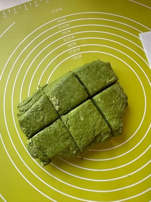 Une fois la pâte à scones sortie du réfrigérateur, divisez-la grossièrement en 6 petits carrés.