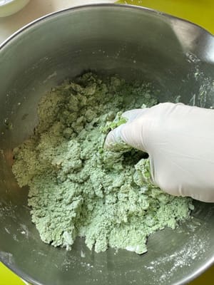 Ensuite, ajoutez le lait petit à petit en observant comment la farine l’absorbe. Pétrissez délicatement pour former une pâte. Évitez de trop pétrir, car cela favorise la formation de gluten, ce que nous voulons éviter.