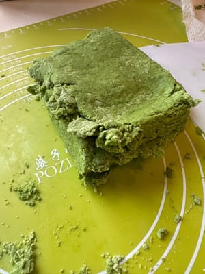 Coupez à nouveau la pâte en deux, superposez les deux moitiés puis aplatissez-les. Répétez ces étapes au moins deux fois pour obtenir un scone plus joliment feuilleté.