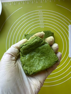 Aplatissez les petits carrés et formez un bol pour la boule de fromage frais.