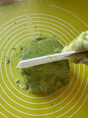 再次將麵團切成兩半，將兩半疊在一起，然後壓扁。重複這些步驟至少兩次，使司康餅形成更漂亮的層次。