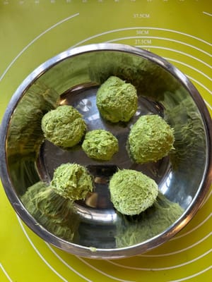 Façonnez la pâte en 6 petites boules et placez-les au congélateur pour qu’elles durcissent jusqu’à ce que la pâte à scones soit prête.