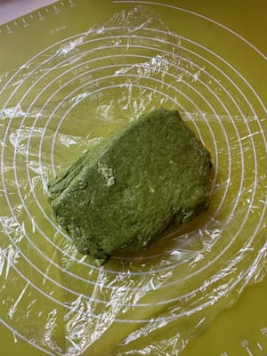 將司康麵團從雪櫃攞出嚟後，大致分成6個小方塊。