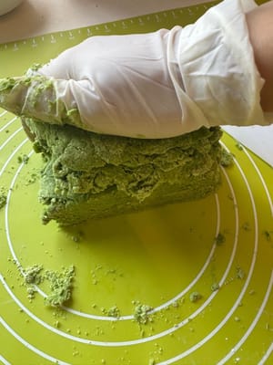 再次將麵團切成兩半，將兩半疊在一起，然後壓扁。重複這些步驟至少兩次，使司康餅形成更漂亮的層次。