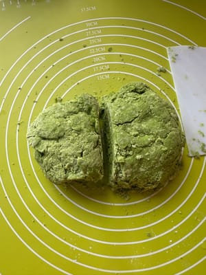 將麵團切成兩半，然後如圖所示，將一半疊在另一半上。