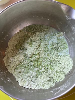 之後，一點一點加入牛奶，觀察麵粉的吸收情形。輕輕揉捏成麵團。避免過度揉捏，因為這會促進麵筋的形成，而麵筋是我們不希望看到的。