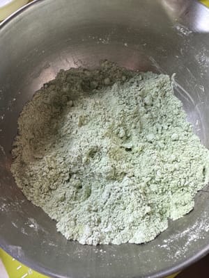 Incorporez le beurre à la farine en la frottant du bout des doigts jusqu’à la formation de petits grumeaux. Vous devriez pouvoir former des boules en pressant la farine, mais elles devraient se déformer immédiatement après avoir été relâchées. Effectuez ces étapes aussi rapidement que possible, car la température de vos mains pourrait faire fondre le beurre et affecter le résultat final des scones.