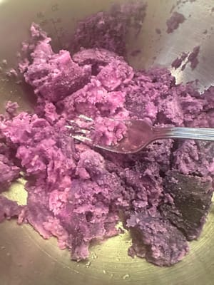 その後、紫芋をフォークで滑らかになるまで潰します。食感を良くするために、少し切り口を残しておくのも良いでしょう。