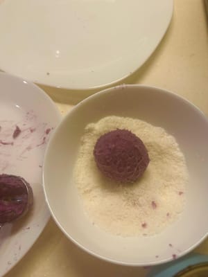 乾燥ココナッツのボウルに移す