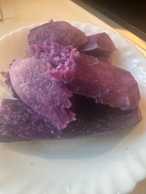 その後、紫芋をフォークで滑らかになるまで潰します。食感を良くするために、少し切り口を残しておくのも良いでしょう。