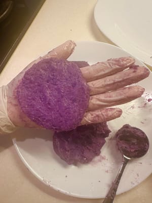 その後、ピューレを少し取って平らな面を作ります