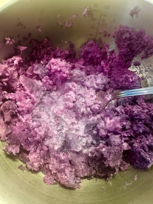 温かいうちに牛乳と砂糖を加えます。ピューレの濃度は水っぽすぎない程度にしてください。