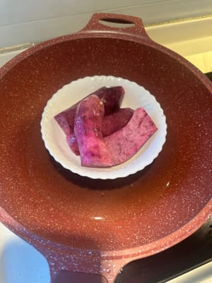 まずは紫芋の皮を剥きます。皮を剥く際は手袋を着用してください。紫芋に直接触れると皮膚のかゆみを引き起こす可能性があります。