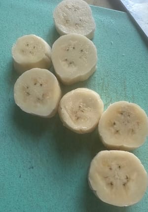 その間にバナナを3cmくらいの厚さに切る