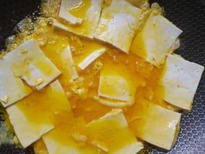 把豆腐雞蛋液倒入鍋中煎成兩面金黃起鍋備用。