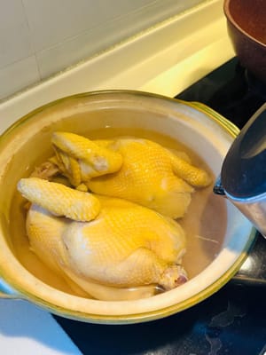 Y verter agua hirviendo hasta que el pollo esté sumergido.