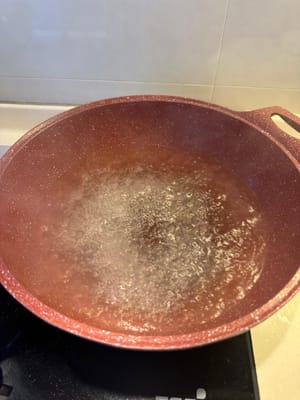 En una olla con agua hirviendo, escaldar rápidamente el repollo durante unos 30 segundos y retirarlo inmediatamente. Reservar para más tarde.