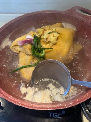 Luego, blanquea el pollo con cebollín y jengibre. Cocina cada lado durante unos 2 minutos.