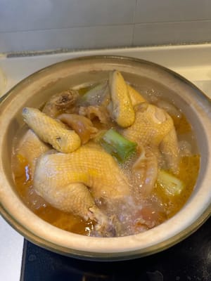 Luego, agregue las fauces de pescado y continúe hirviendo durante otros 5 minutos.