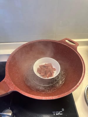 Luego cocine al vapor el jamón chino durante unos 10 minutos para que suelte su aceite.