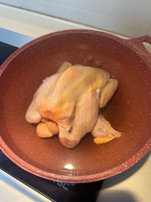 Luego, blanquea el pollo con cebollín y jengibre. Cocina cada lado durante unos 2 minutos.