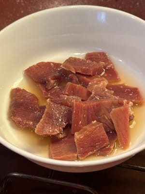 Luego cocine al vapor el jamón chino durante unos 10 minutos para que suelte su aceite.