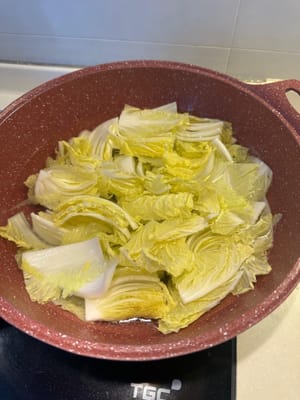 En una olla con agua hirviendo, escaldar rápidamente el repollo durante unos 30 segundos y retirarlo inmediatamente. Reservar para más tarde.