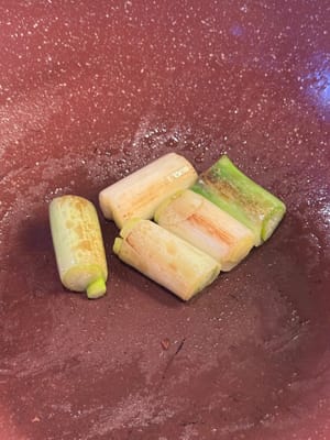 También dorar los puerros picados hasta que estén ligeramente dorados.