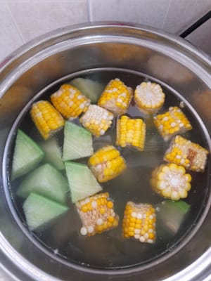 The water is boiling, add all the soup ingredients, add 1 tsp of oil, cover again, boil the soup for 2 hours.