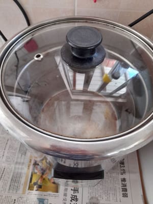 Prepare a pan (I use an electric pan) add 4 liters of water. Wait until it boils.
