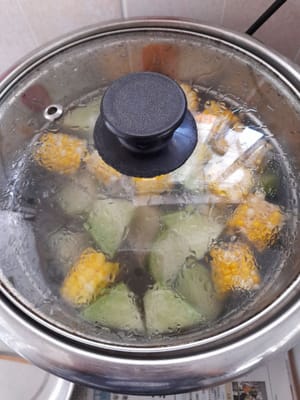 The water is boiling, add all the soup ingredients, add 1 tsp of oil, cover again, boil the soup for 2 hours.