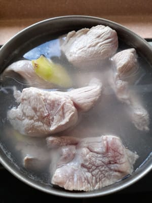 Wash the pork, then boil it for 5 minutes, then remove and set aside.