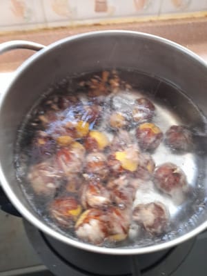 Boil the letchi for ±5 minutes then remove and peel the letchi, set aside.