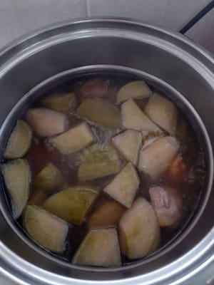When the soup is cooked, add 1 tablespoon of salt and stir.