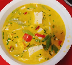 Aggiungete un po' di cipollotto tritato e bacche di goji, e una deliziosa zuppa di tofu di pesce di fiume è pronta. È ricca di nutrienti ed è particolarmente adatta ad anziani e bambini.