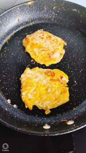 Scaldare l'olio in una padella e aggiungere due uova da galline allevate all'aperto. Abbassare la fiamma e con una spatola dare loro la forma desiderata. Tagliare fino a doratura su entrambi i lati e mettere da parte.
