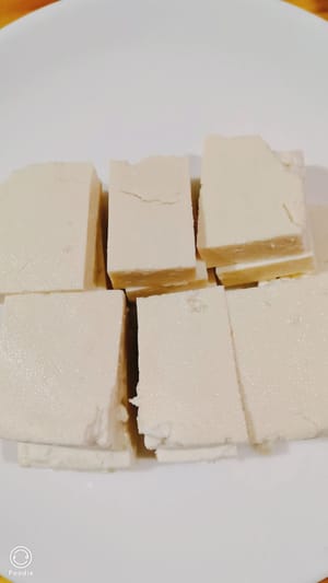 Tagliare il tofu a cubetti e metterlo da parte