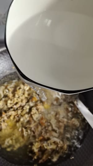 Dopo aver schiacciato gli ingredienti, versare acqua bollente fino a ottenere una zuppa bianca lattiginosa; l'acqua dovrebbe coprire gli ingredienti.