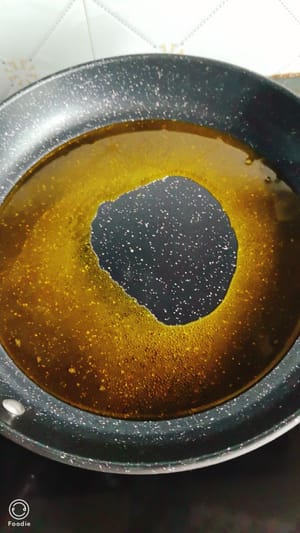 Scaldare l'olio in un'altra padella.