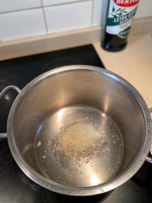 鍋に氷砂糖を入れる