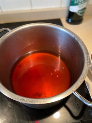 火を止めて、鍋に750mlの冷水を加えます。