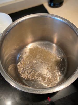 鍋に少量の水を加え、中火で加熱します