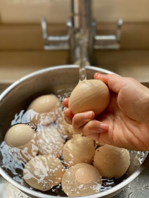 卵を洗って表面の汚れを落とす