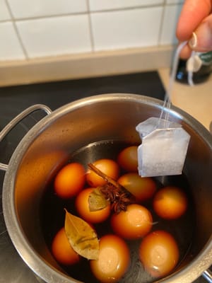 紅茶のティーバッグ2個とウーロン茶のティーバッグ1個を加える