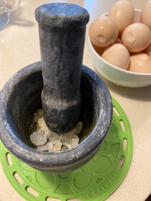 氷砂糖を砕く