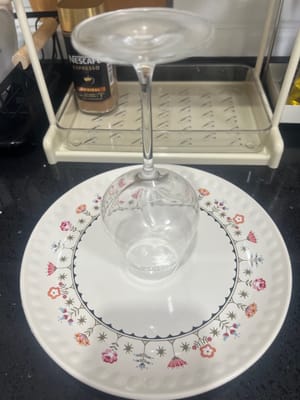 准備一個平盤扣一個紅酒杯