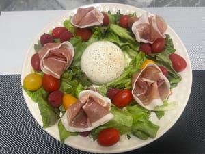 放上希臘奶酪散上3克黑胡椒粉就完成啦!